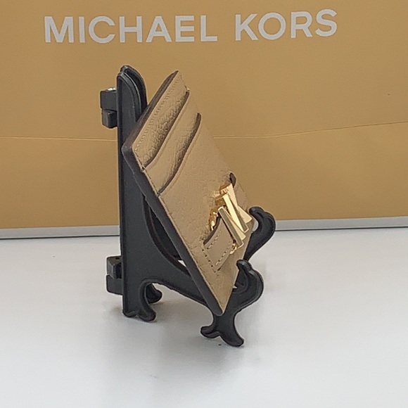 MICHAEL KORS
Reed Large Pebbled Leather Card Holder
Case Wallet
COLOR: CAMEL - Picture 3 of 8